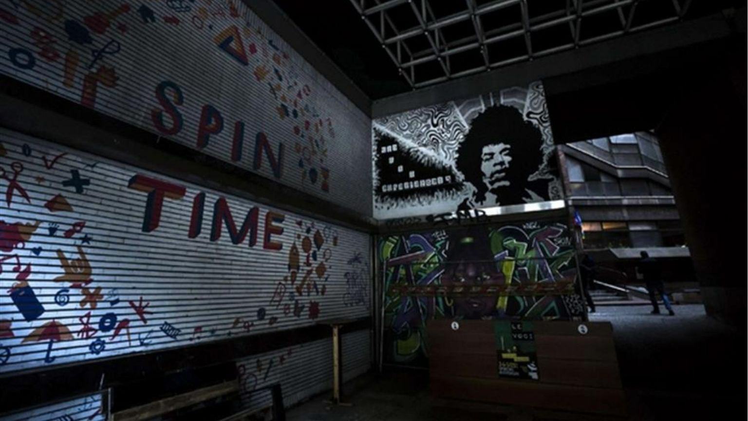 Dentro l'edificio occupato dove l'elemosiniere del Papa ha riportato la luce