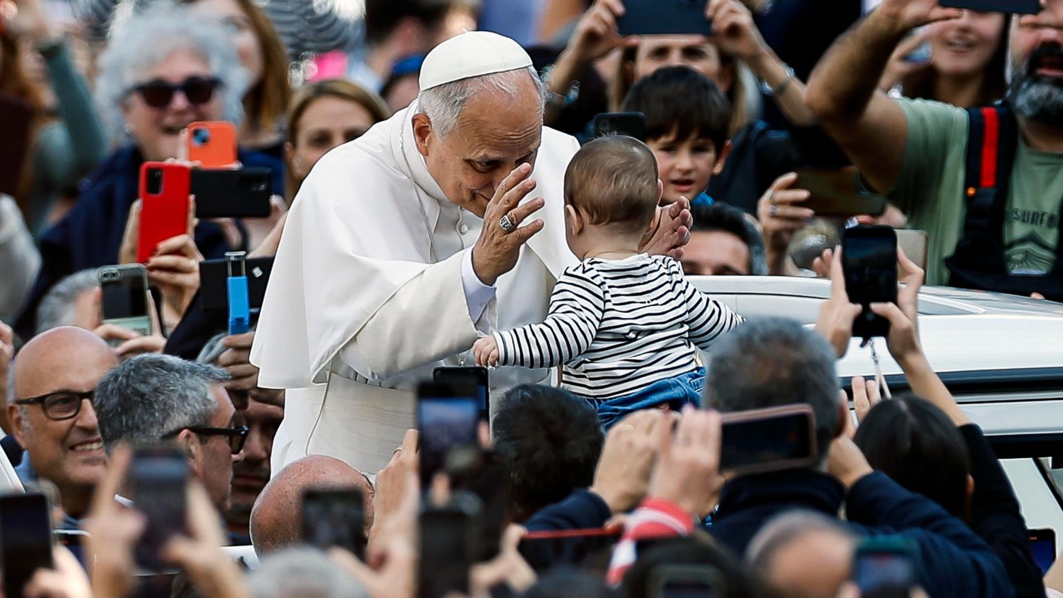 Il Papa: i veri insegnanti educano con il sorriso