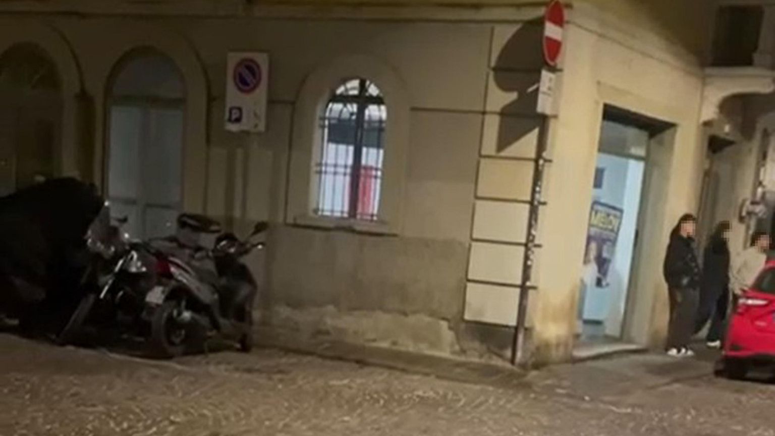 Un frame tratto da un video diffuso su Instagram mostra il momento in cui un gruppo di giovani intona cori fascisti e inni al Duce nella sede di Parma di Fratelli d'Italia. INSTAGRAM