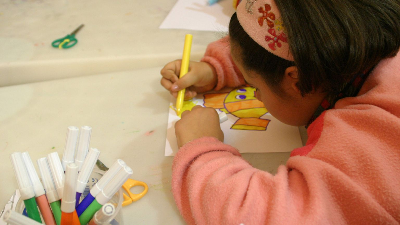 Le mani dei bambini sporchissime di vita