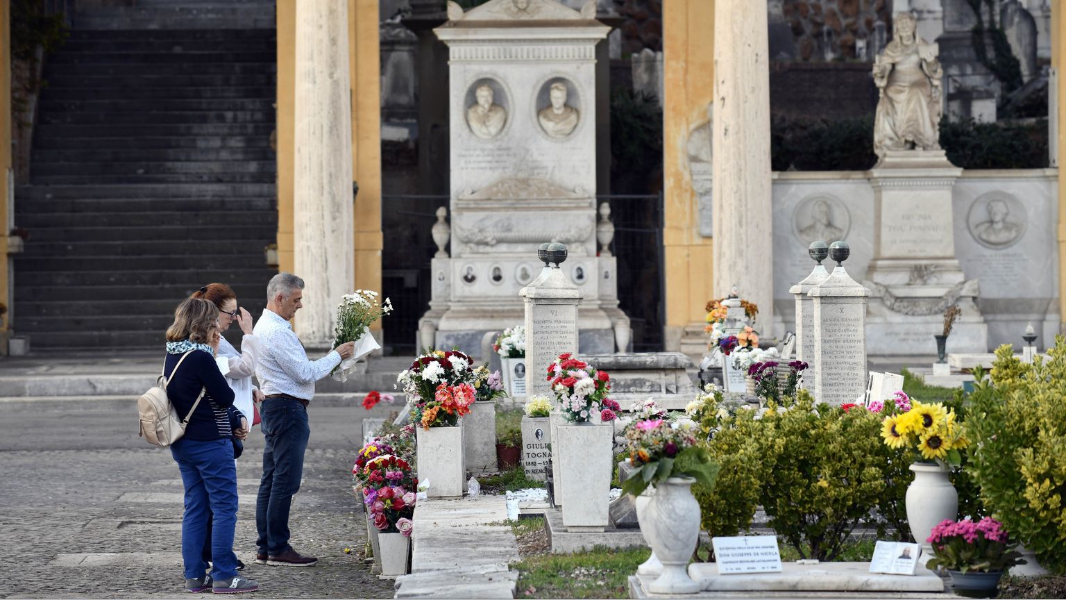 Disperdere le ceneri dei defunti o conservarle in casa: cosa dice la Chiesa