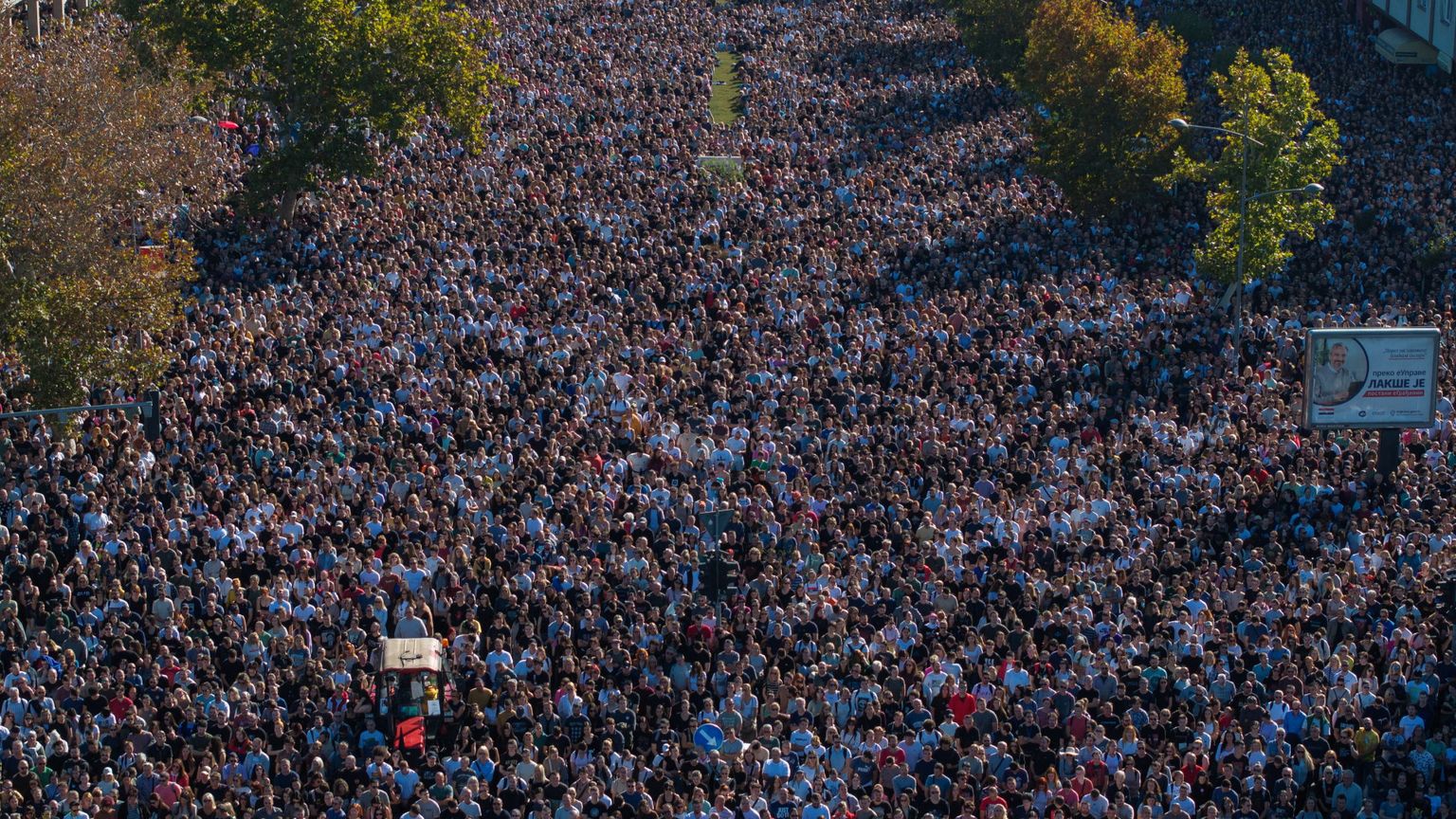 La marea umana che ha ricordato a Novi Sad la tragedia di un anno fa alla stazione ferroviaria invadendo la cittadina del nord della Serbia