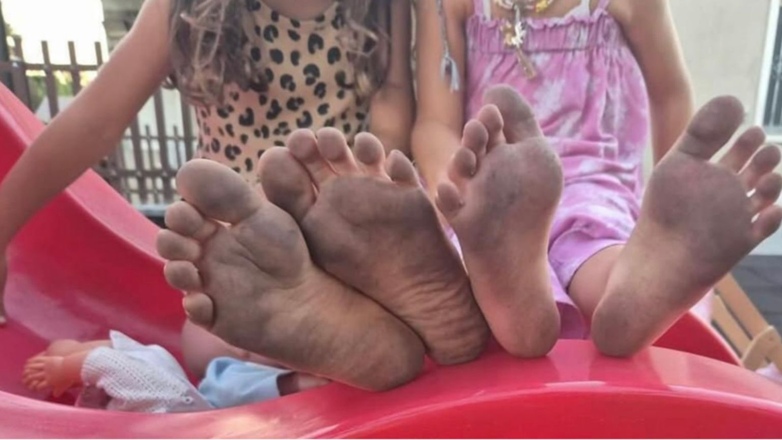 I piedini dei bimbi di Montecchio sporchi di nero al parco giochi