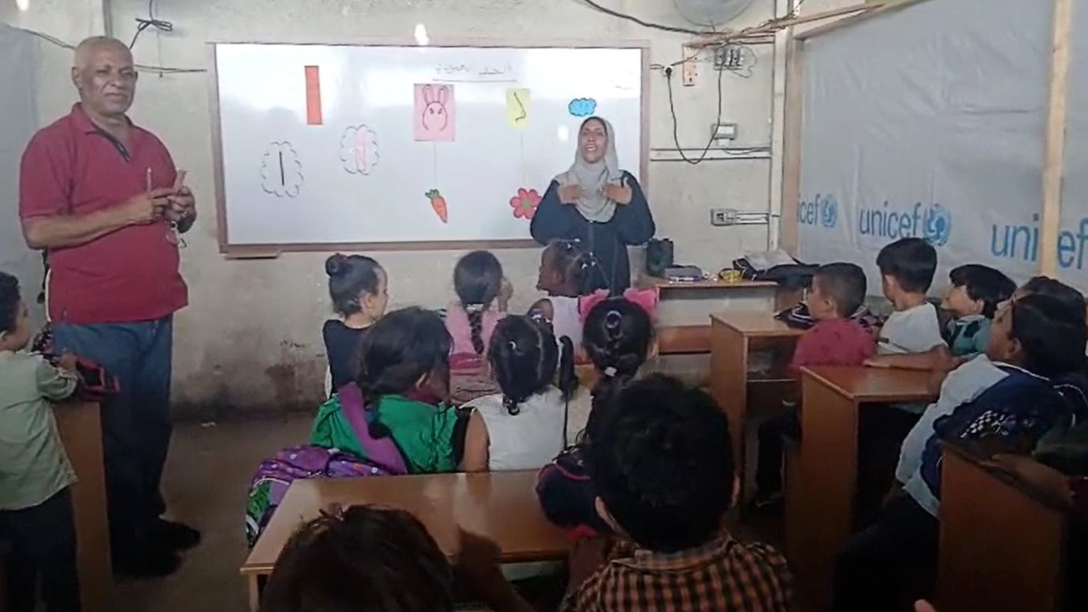 Una lezioni ai bimbi a Deir al-Balah nella Striscia di Gaza