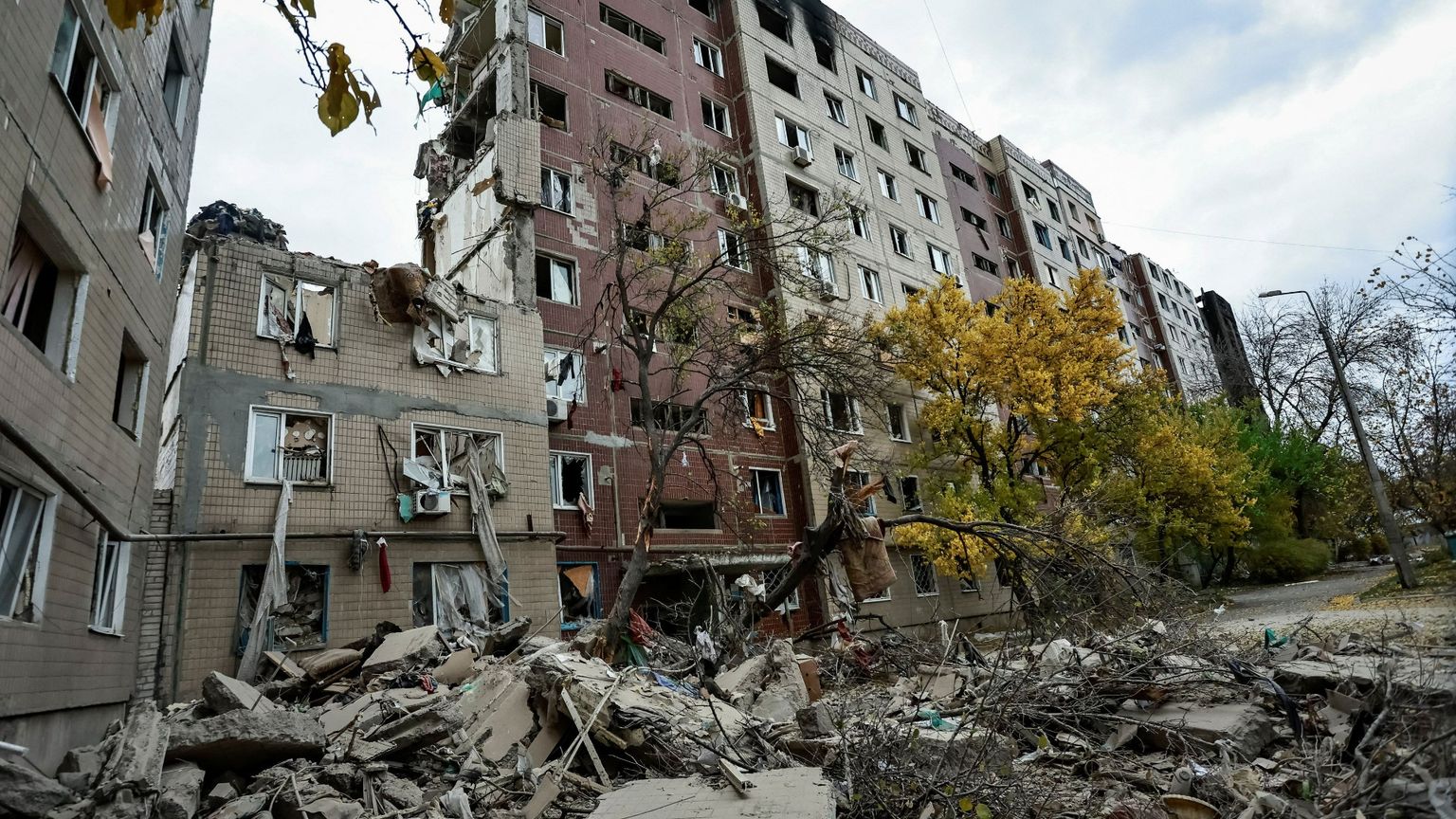 Nell'immagini sono visibili molti edifici residenziali di Kostiantynivka, nella regione ucraina del Donetsk, distrutti dai raid russi