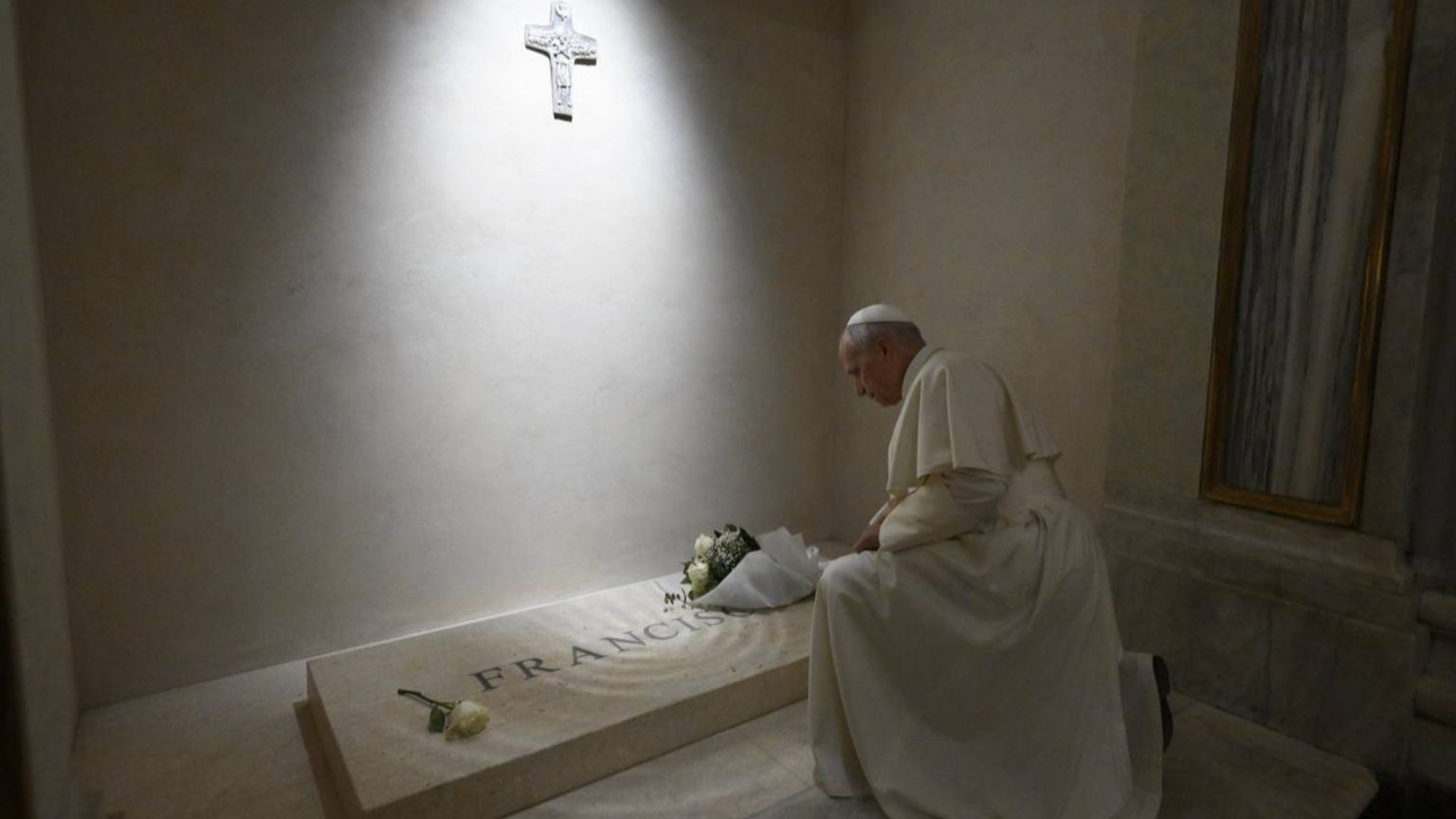 Leone XIV si è fermato a pregare sulla tomba di papa Francesco