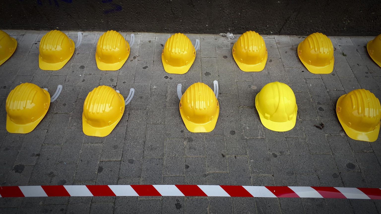 Roma, non ce l'ha fatta l'operaio rimasto ferito nel crollo. Il lavoro è un'emergenza