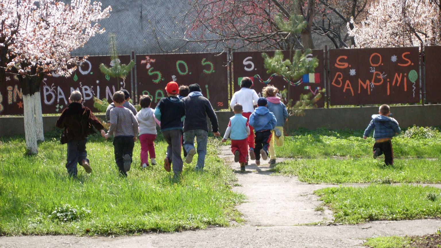 Bambini giocano in un parco
