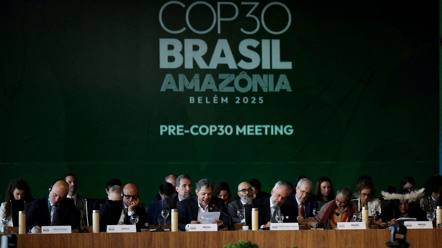 I ministri brasiliani riuniti intorno a un tavolo discutono in vista della Conferenza di Belém