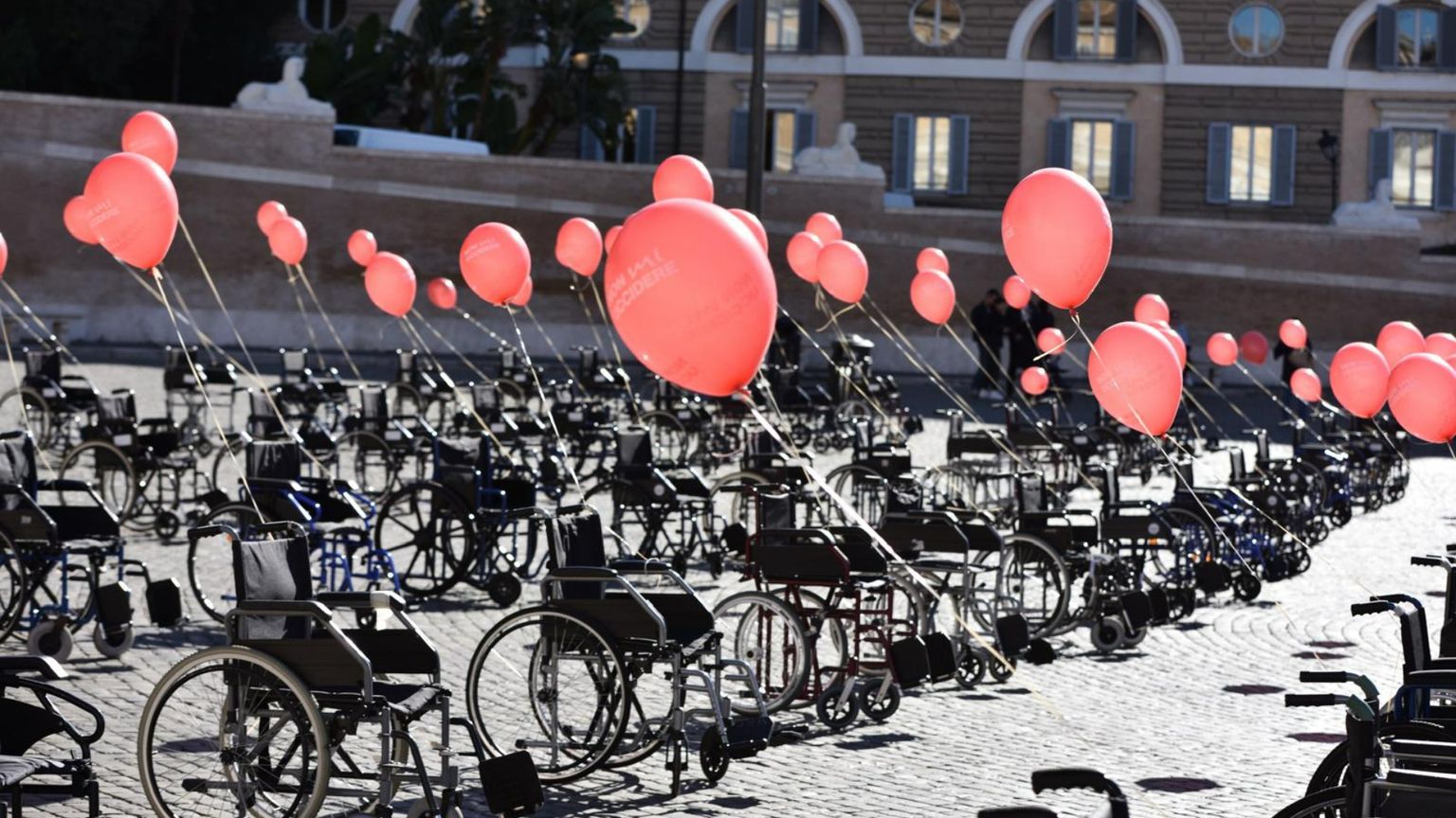 «Non mi uccidere»: in piazza del Popolo 200 sedie a rotelle vuote