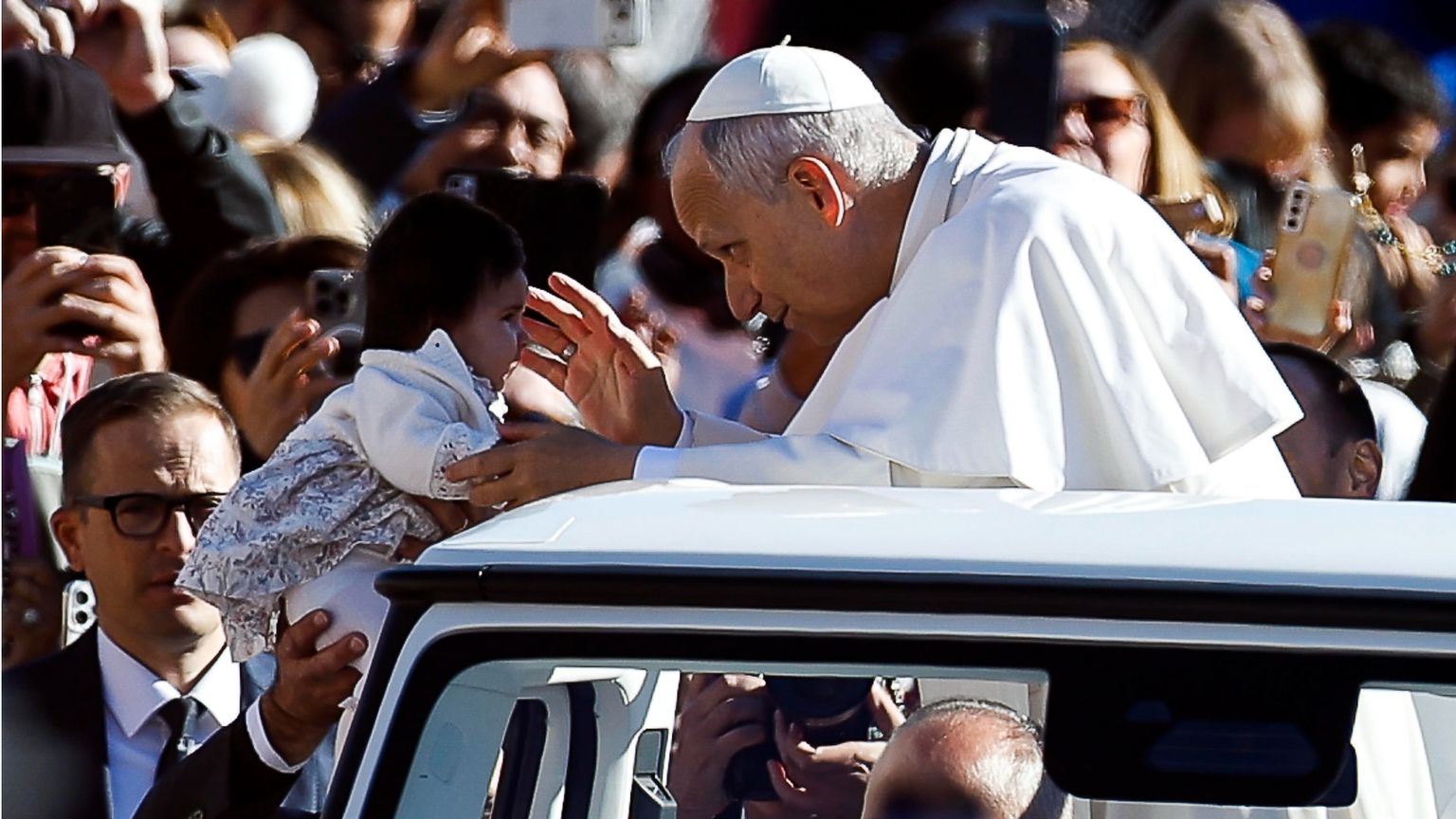 Il Papa: solo il Risorto risponde al nostro desiderio di eterno