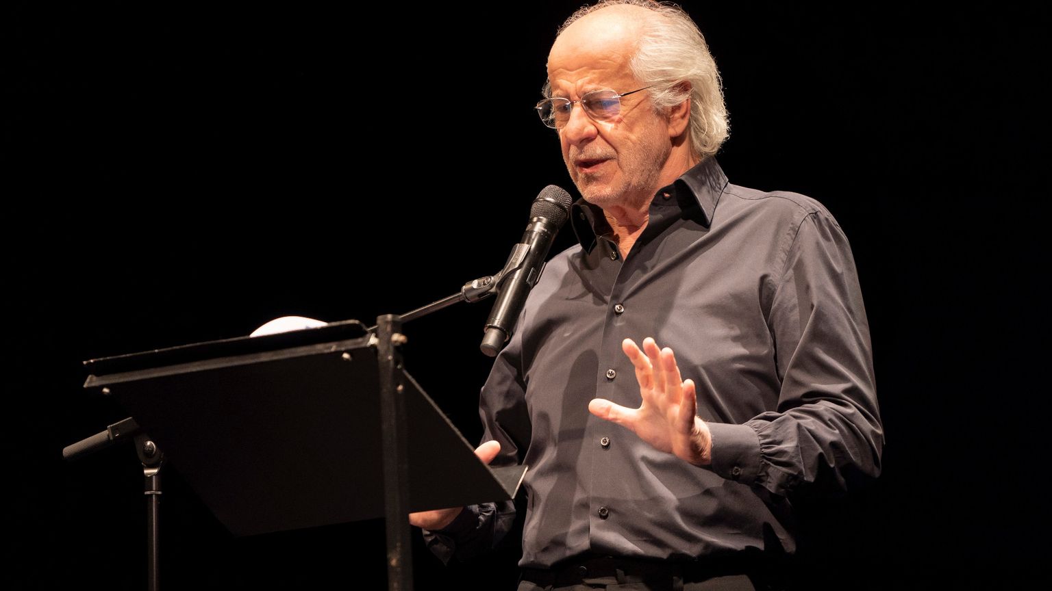 Toni Servillo porta Dante in chiesa