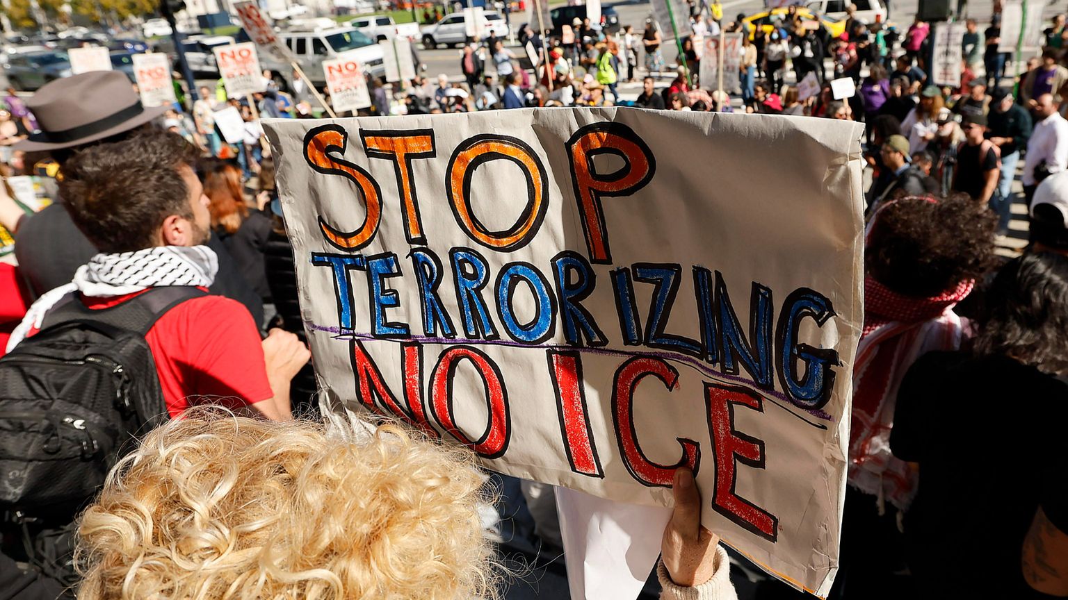 Le proteste a San Francisco, una delle città “santuario” per i migranti, contro l’Ice: gli agenti federali hanno compiuto numerosi arresti di stranieri anche nel resto della California / Ansa