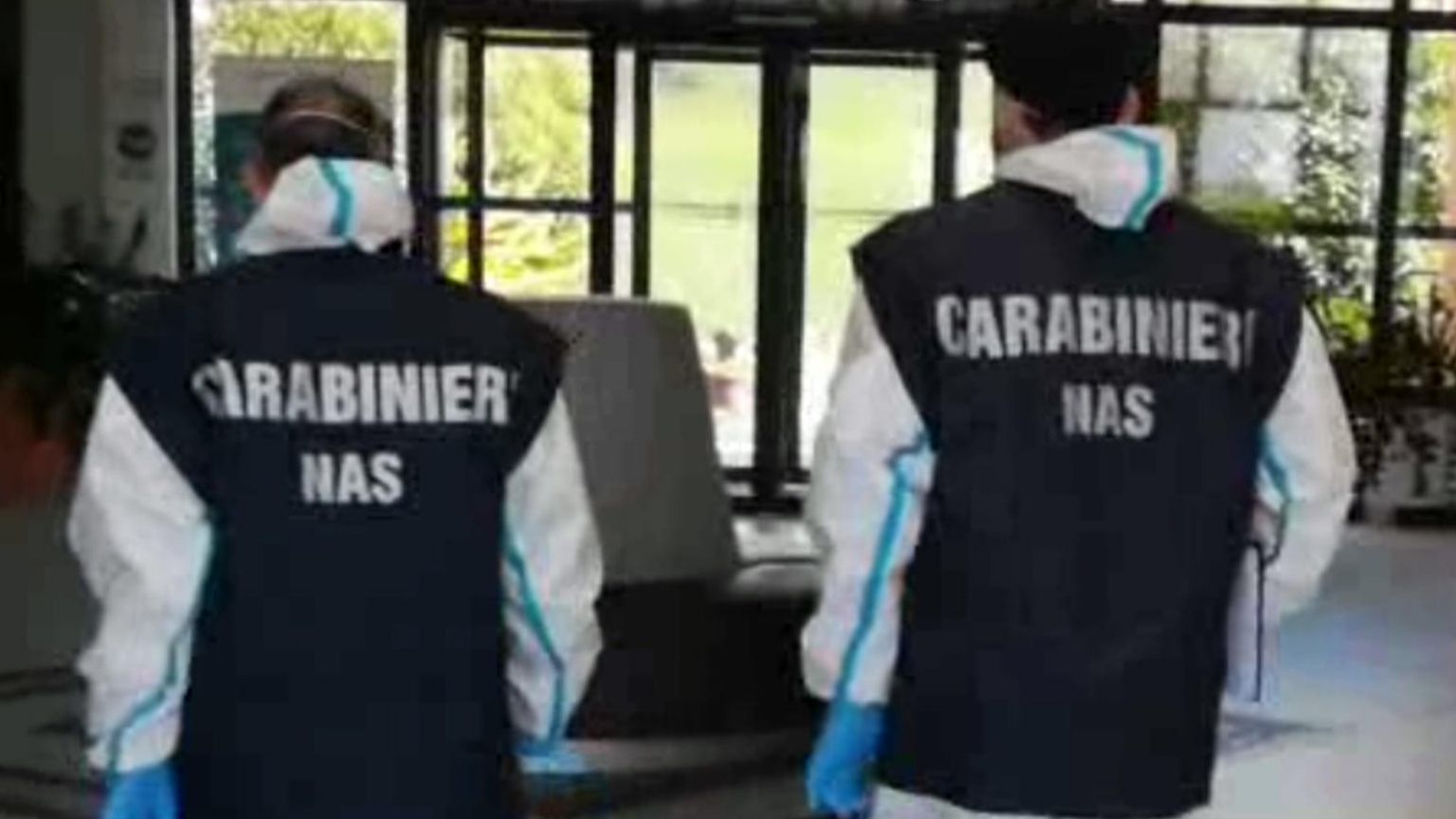 Medico circoncide abusivamente 40 bimbi, arrestato