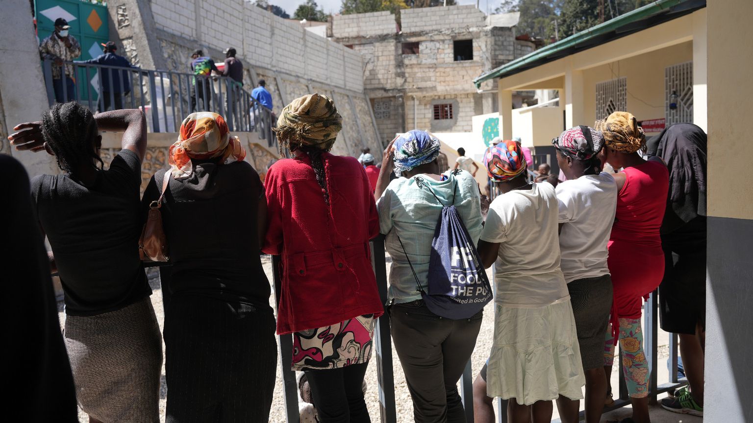 Un gruppo di haitiane voltato si spalle nel centro di Medici senza frontiere di Port-au-Prince/ Marx Stanley Léveillé/MSF
