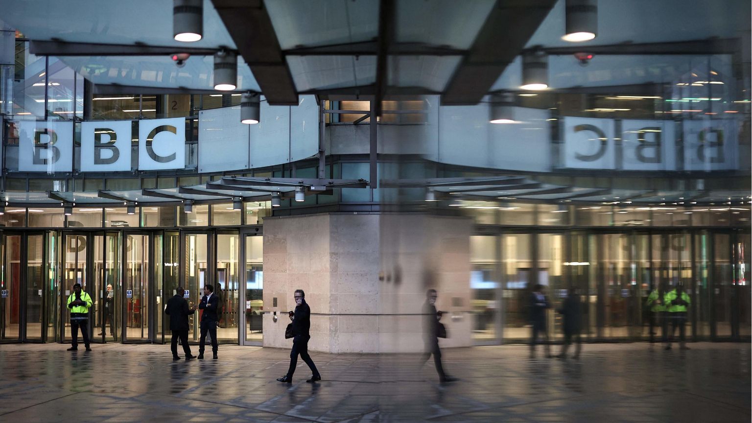 Cos'è successo coi vertici della Bbc e il video manipolato di Trump