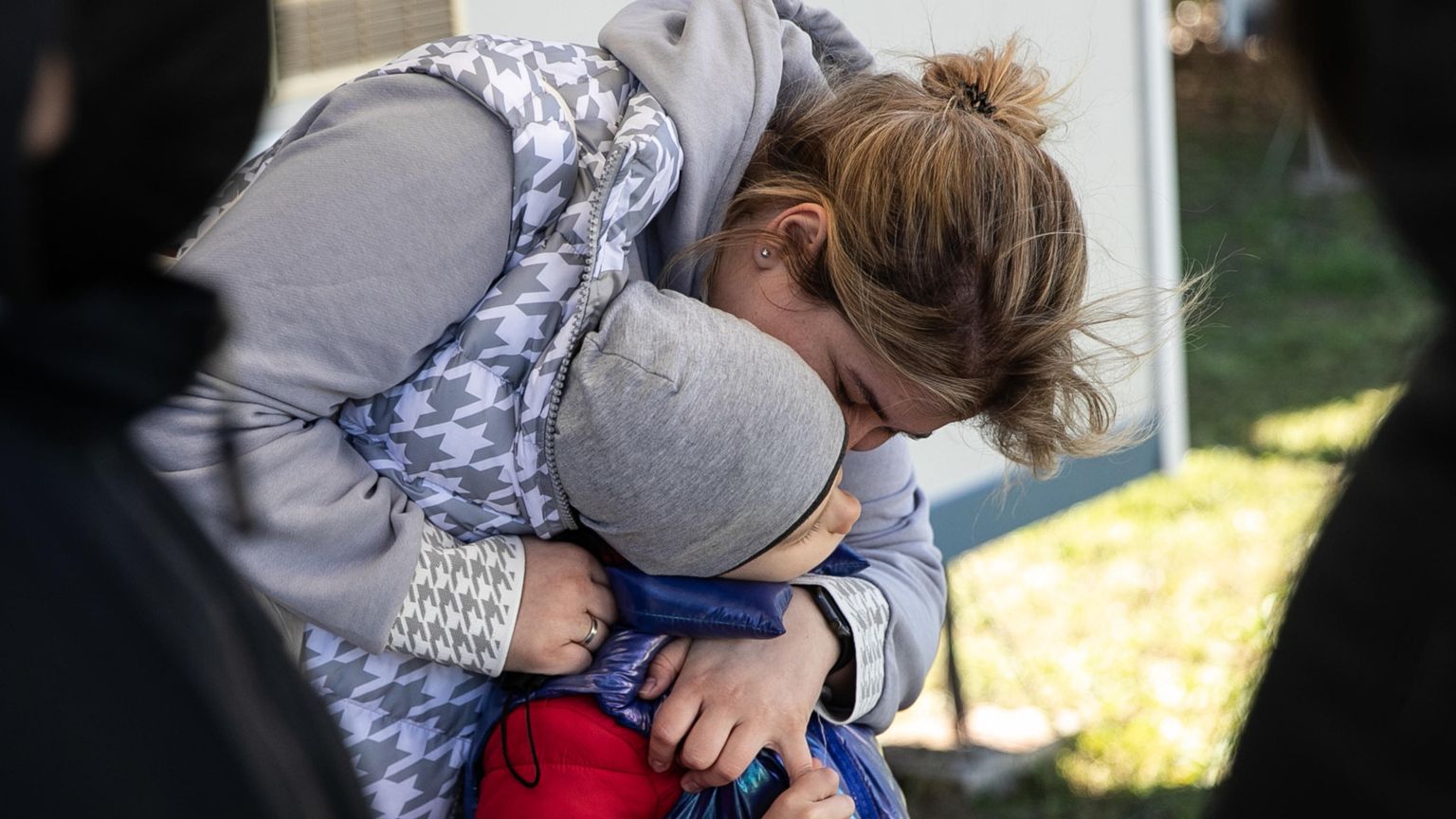 Una mamma col suo bambino in una casa famiglia / Ansa