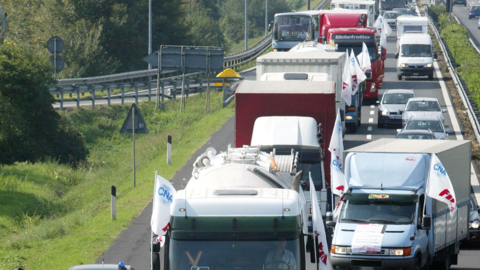 Divieto di sorpasso sulla A1, perché i camionisti minacciano lo stop