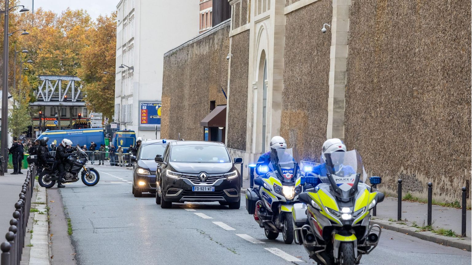 L'ex presidente francese Sarkozy fuori dal carcere