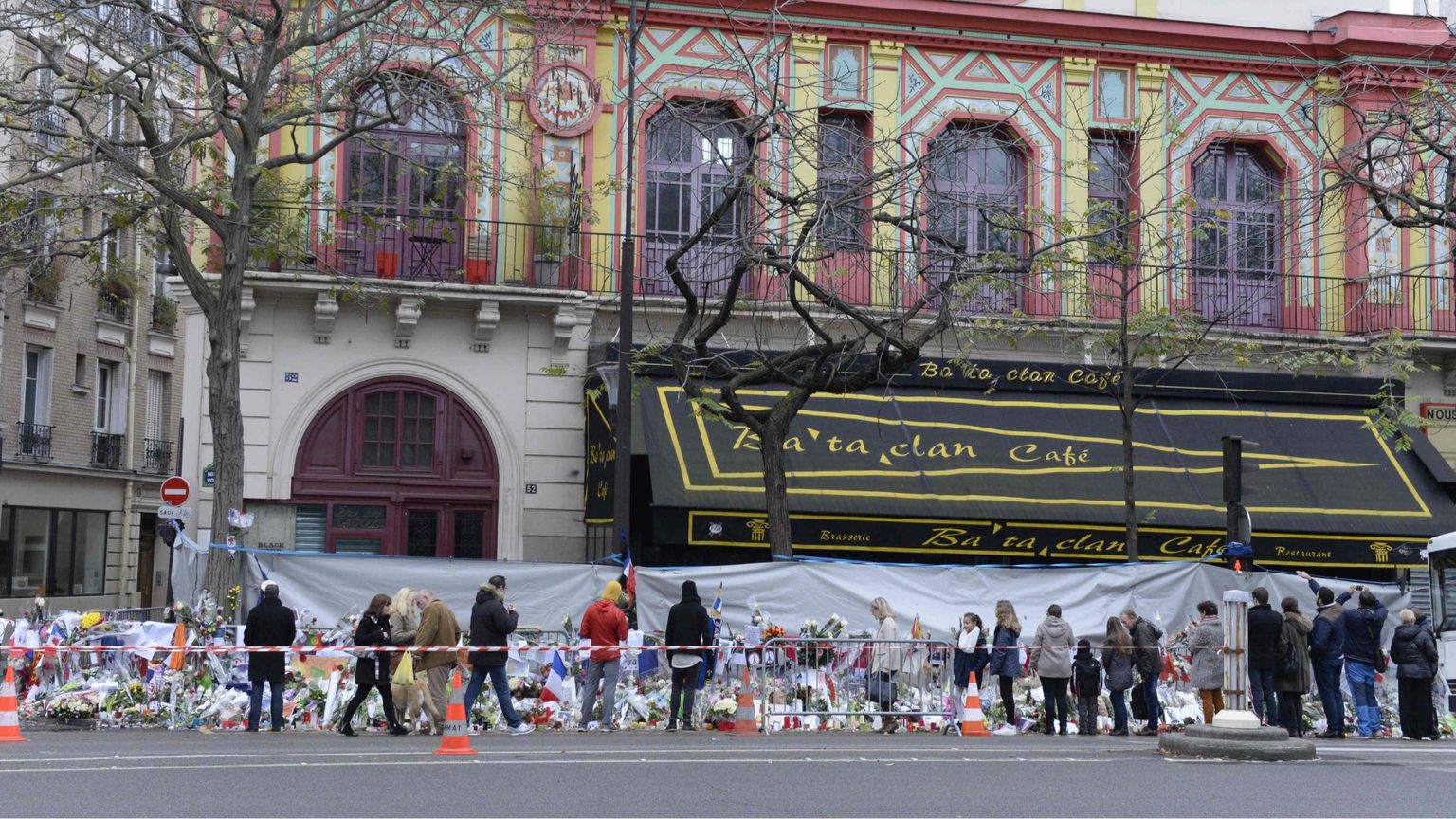 L'omaggio, dieci anni fa, dei cittadini di Parigi alle vittime del Bataclan. Giovedì alle 14 si terrà una commemorazione davanti al locale / Ansa