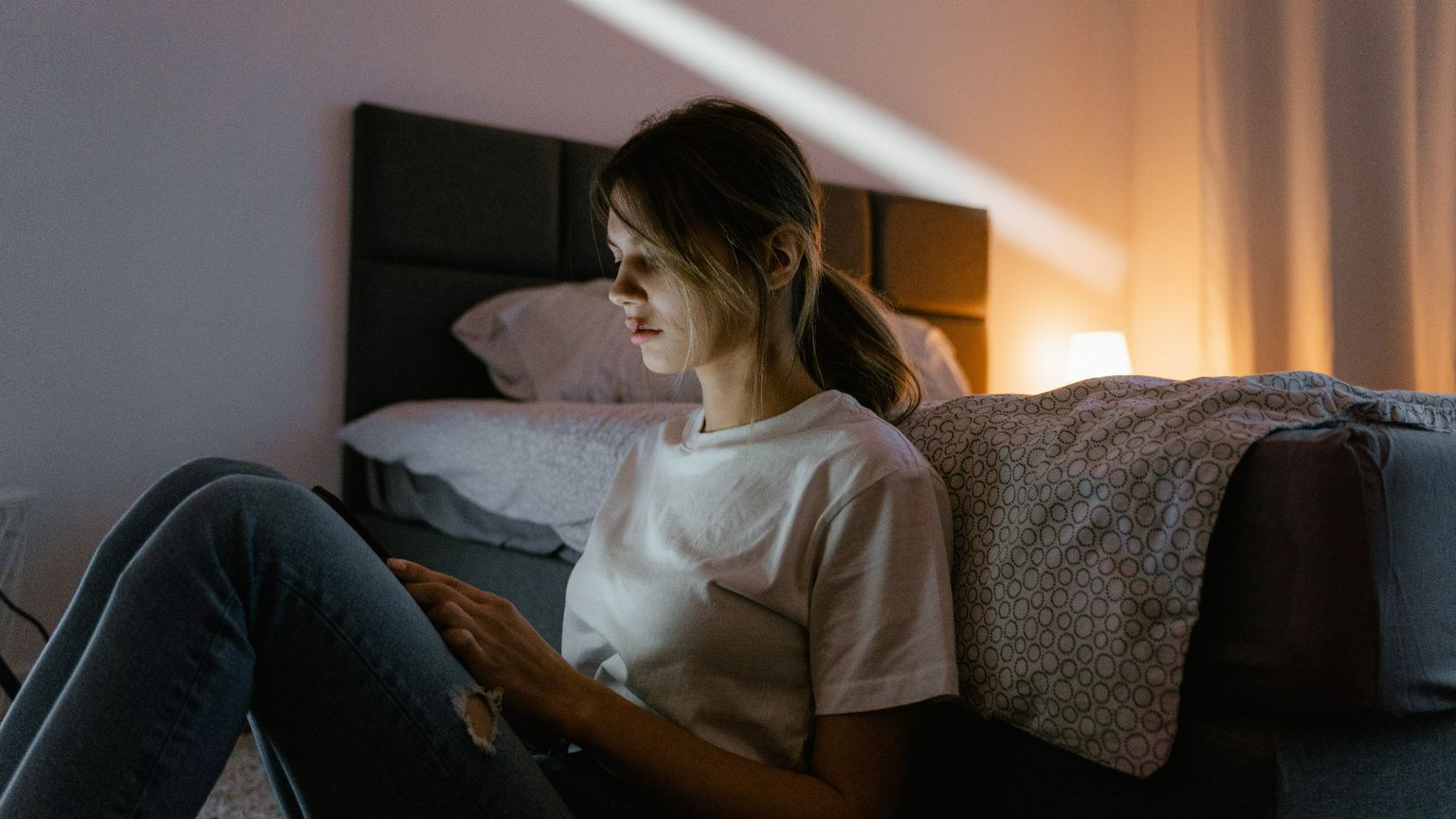 Dal cyberstalking al doxxing, la violenza di genere è sempre più digitale