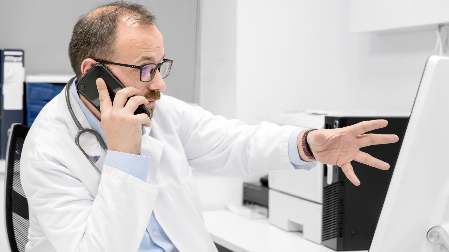 Non è fantascienza: l’IA può curarci, ma anche disumanizzarci