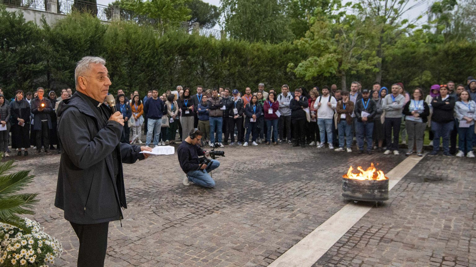 Don Giuliano Savina durante la preghiera intereligiosa del Convegno Nazionale di Pastorale Giovanile