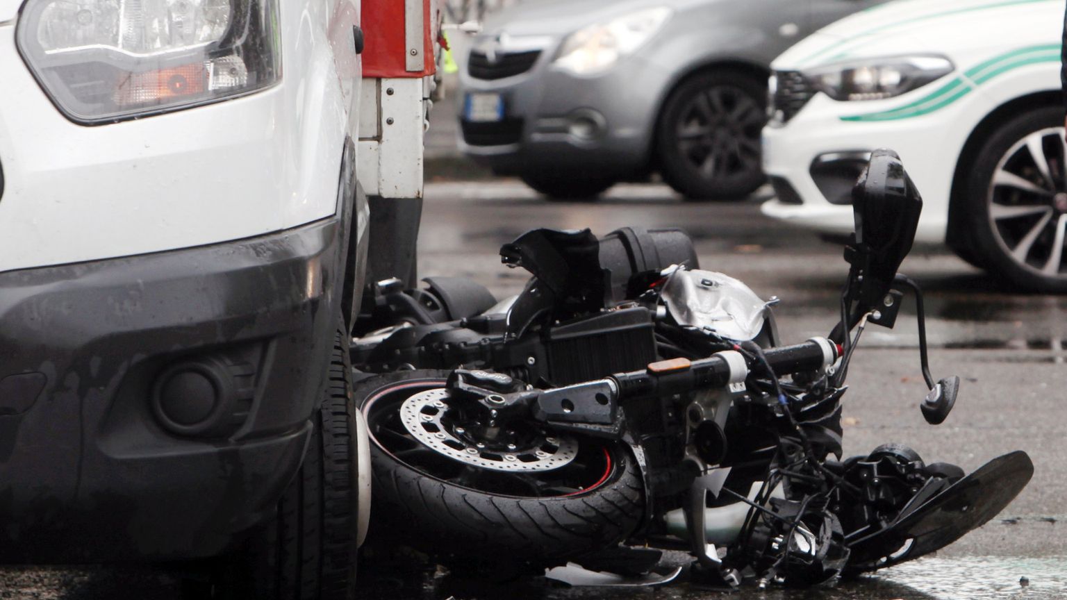 Incidenti e paradossi: guidiamo auto nuove su strade obsolete