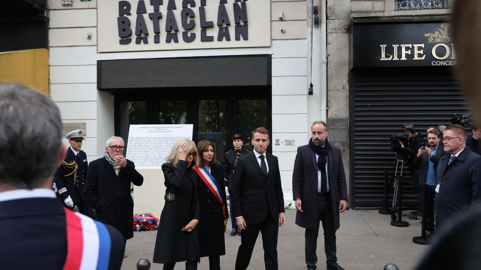 Macron e la moglie Brigitte davanti al Bataclan