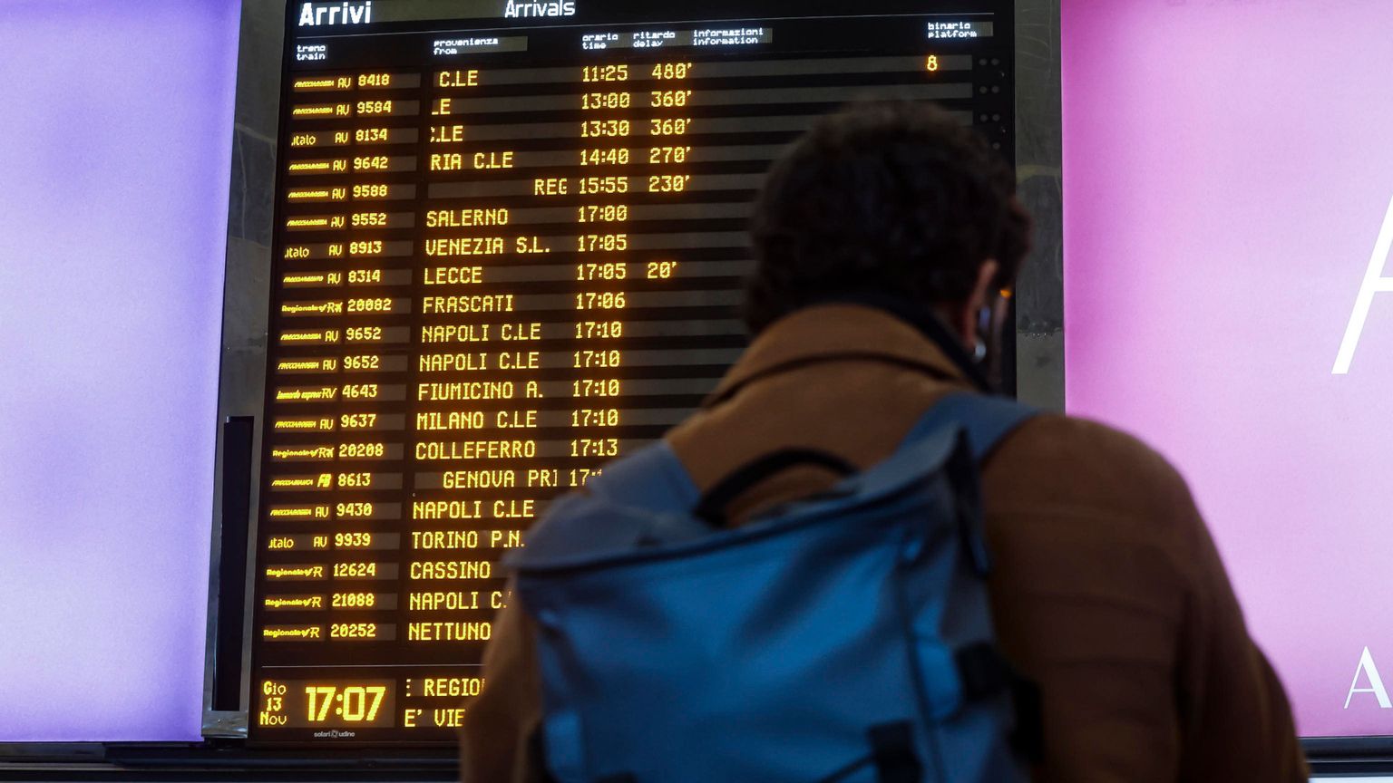 Passeggeri alla stazione Termini in attesa per l'interruzione della linea ferroviaria a causa di un investimento avvenuto in Calabria. Ansa/Angelo Carconi