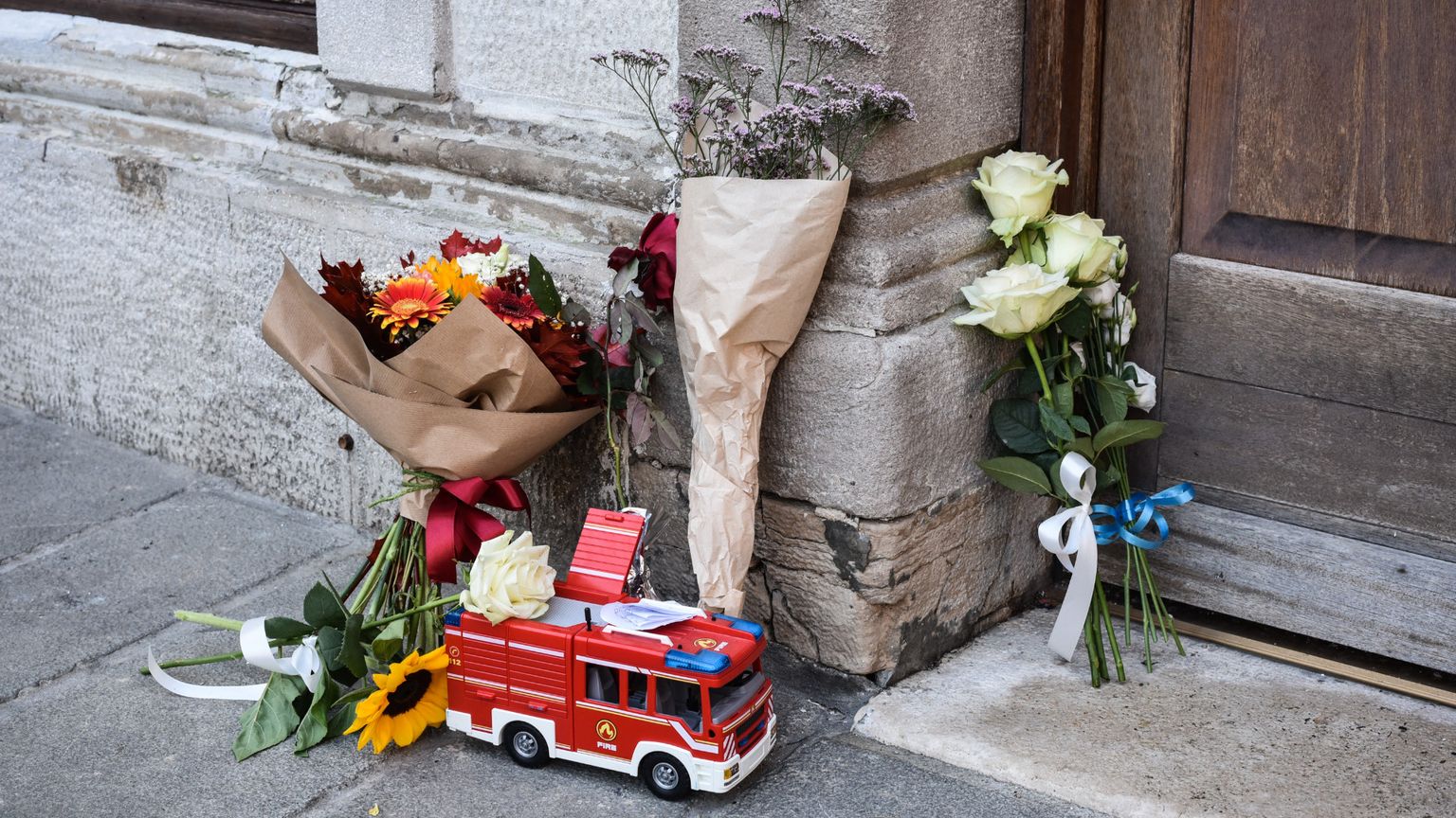 Fiori e giocattoli sul luogo dove è stato ucciso il bambino di Muggia