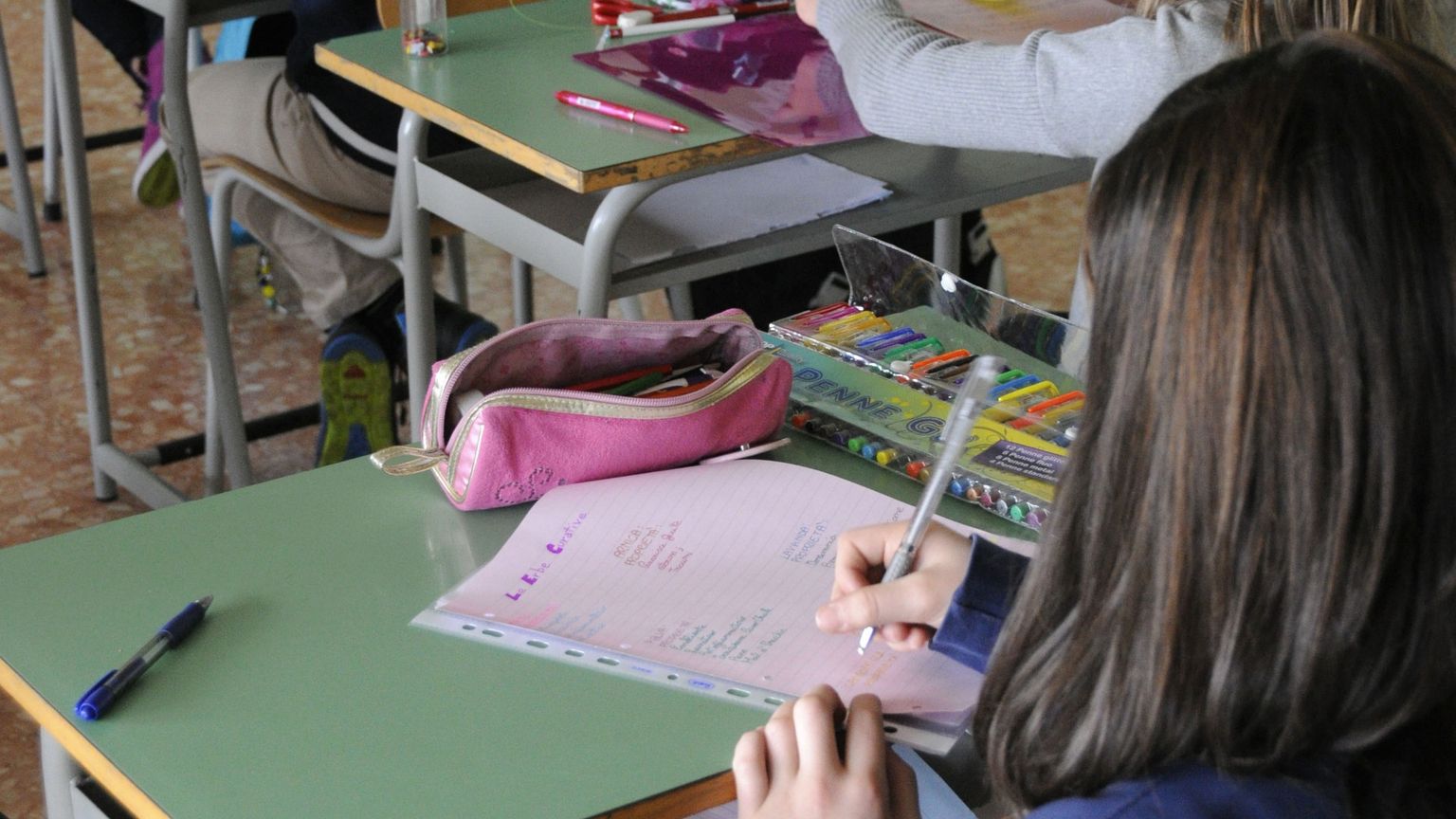 Una bimba studia con la sua maestra di sostegno