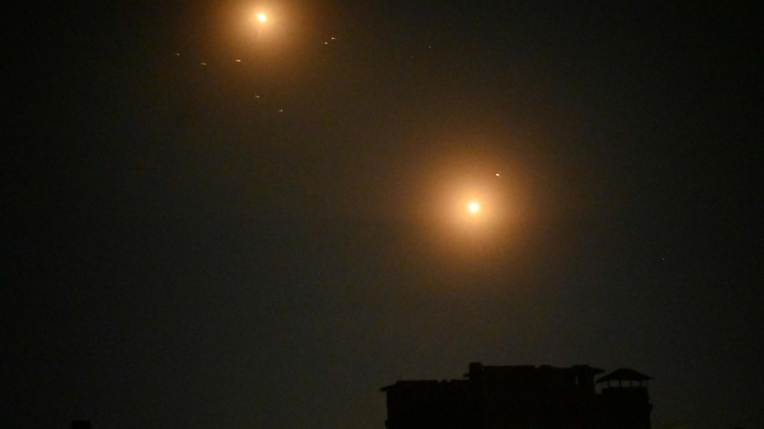 Guardo quei video
delle notti a Kiev,
mi commuovo e prego
