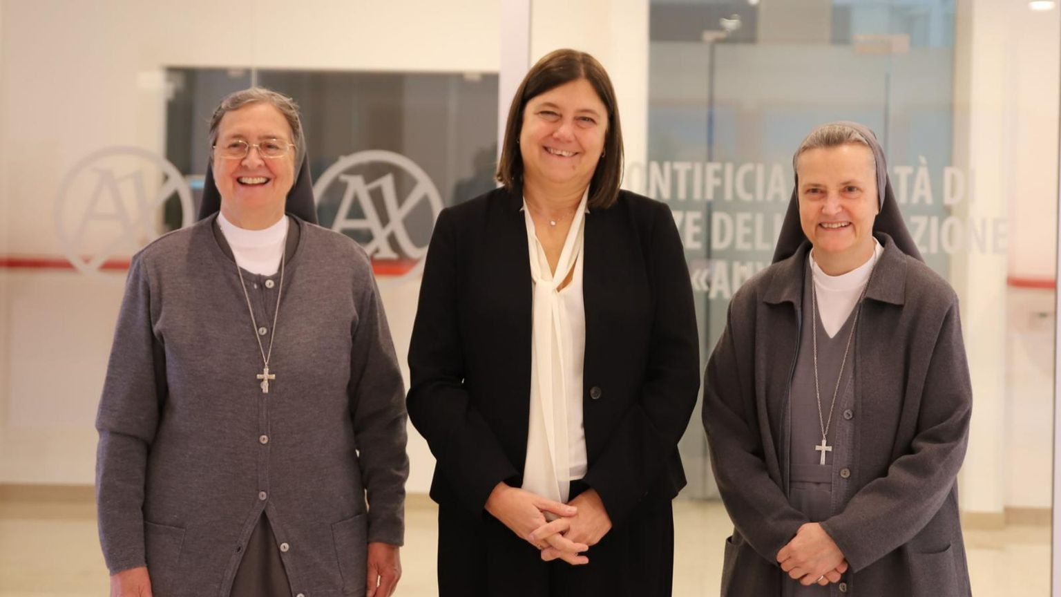 da sinistra, madre Chiara Cazzuola, gran cancelliere della Facoltà Auxilium, la prof.ssa Elena Beccalli, rettrice dell'Università Cattolica del Sacro Cuore, la prof.ssa Piera Ruffinatto, preside della Facoltà Auxilium
