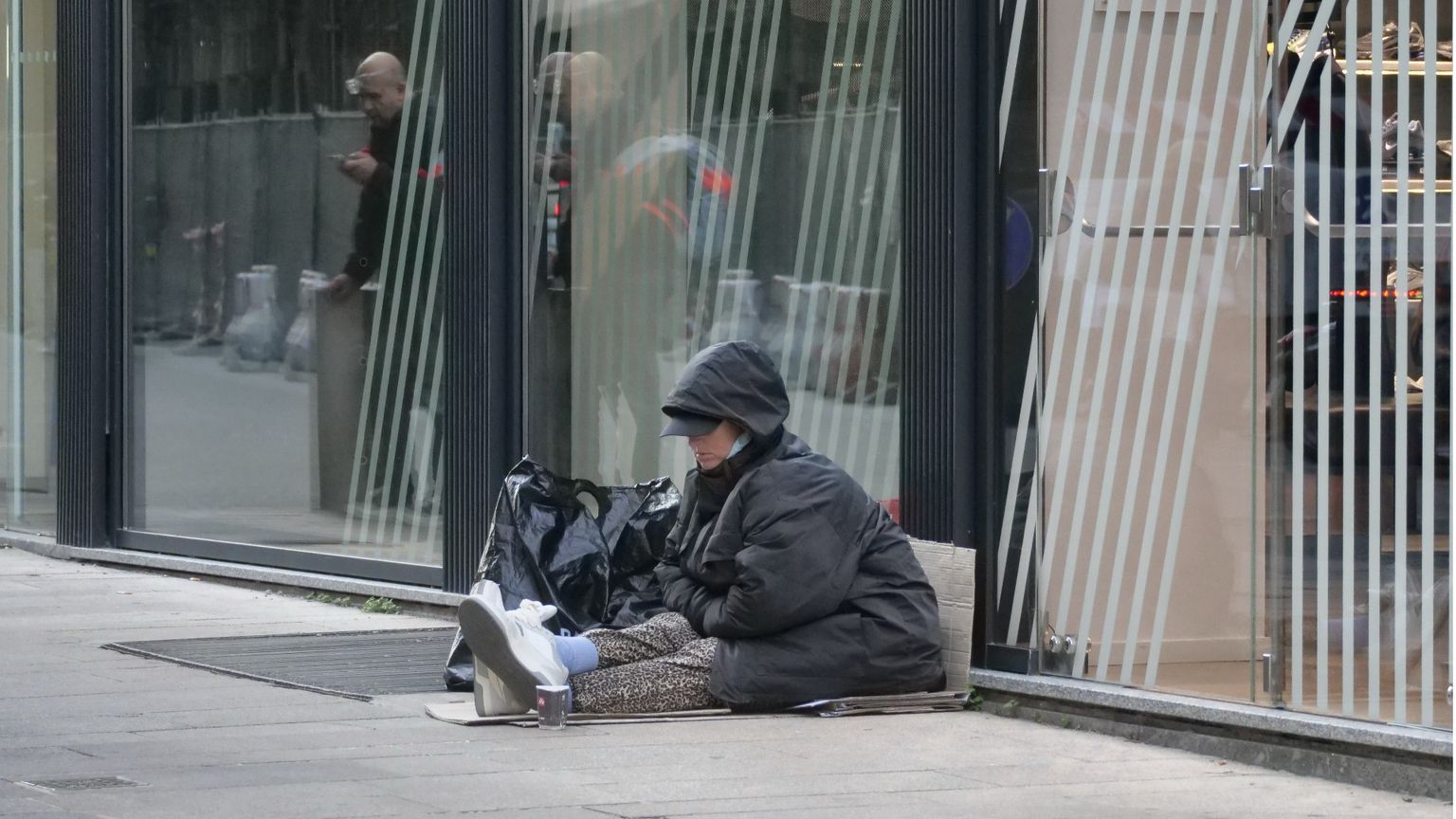 La Giornata dei poveri? Sotto il tavolo, con Lazzaro