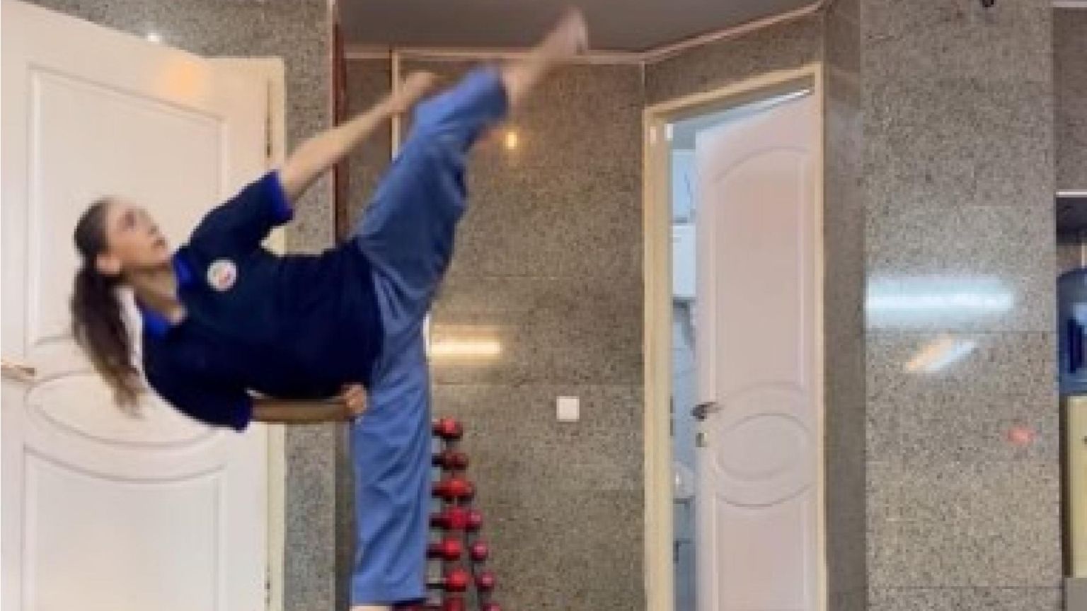 Iran, prima direttrice d'orchestra. Ma un'atleta nei guai per il velo