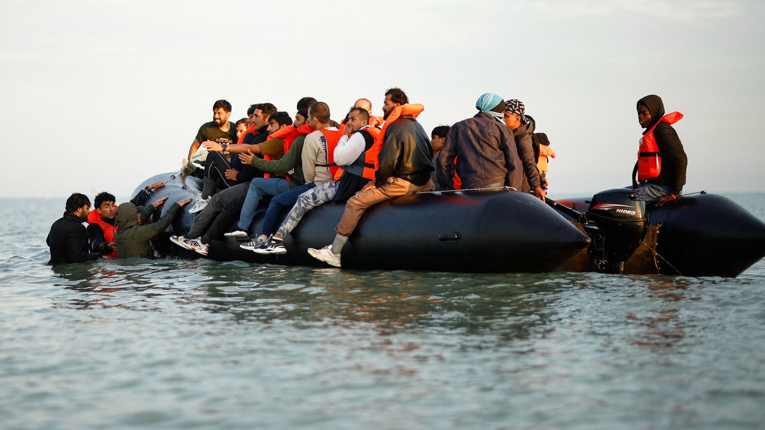 Starmer scavalca a destra Trump sull'immigrazione