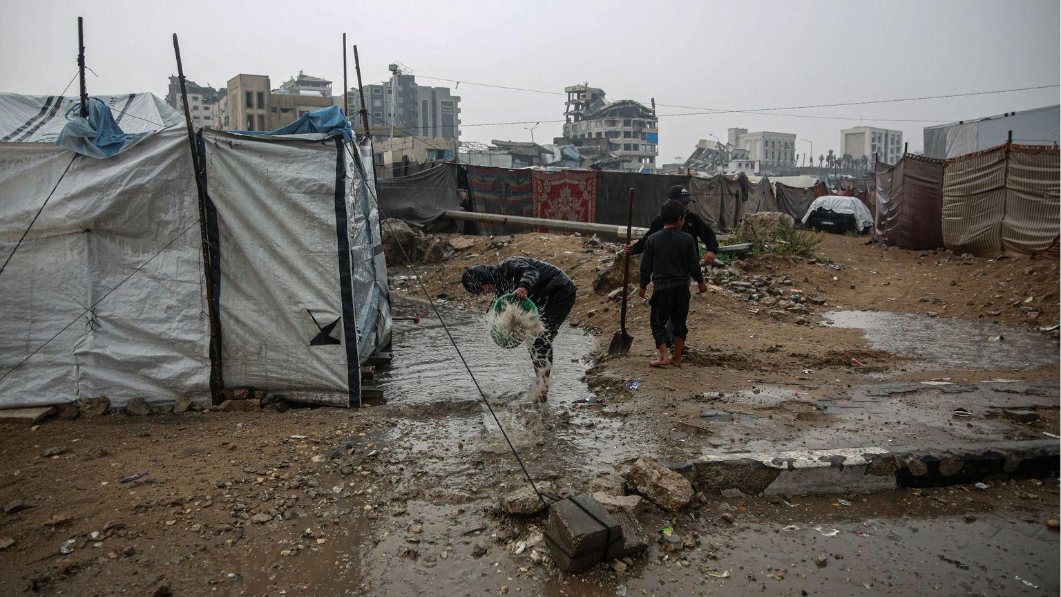 Le tende degli accampamenti sorti un po’ ovunque a Gaza City e nella zona di Khan Yunis nel sud della Striscia allagati dopo le piogge torrenziali di questi giorni