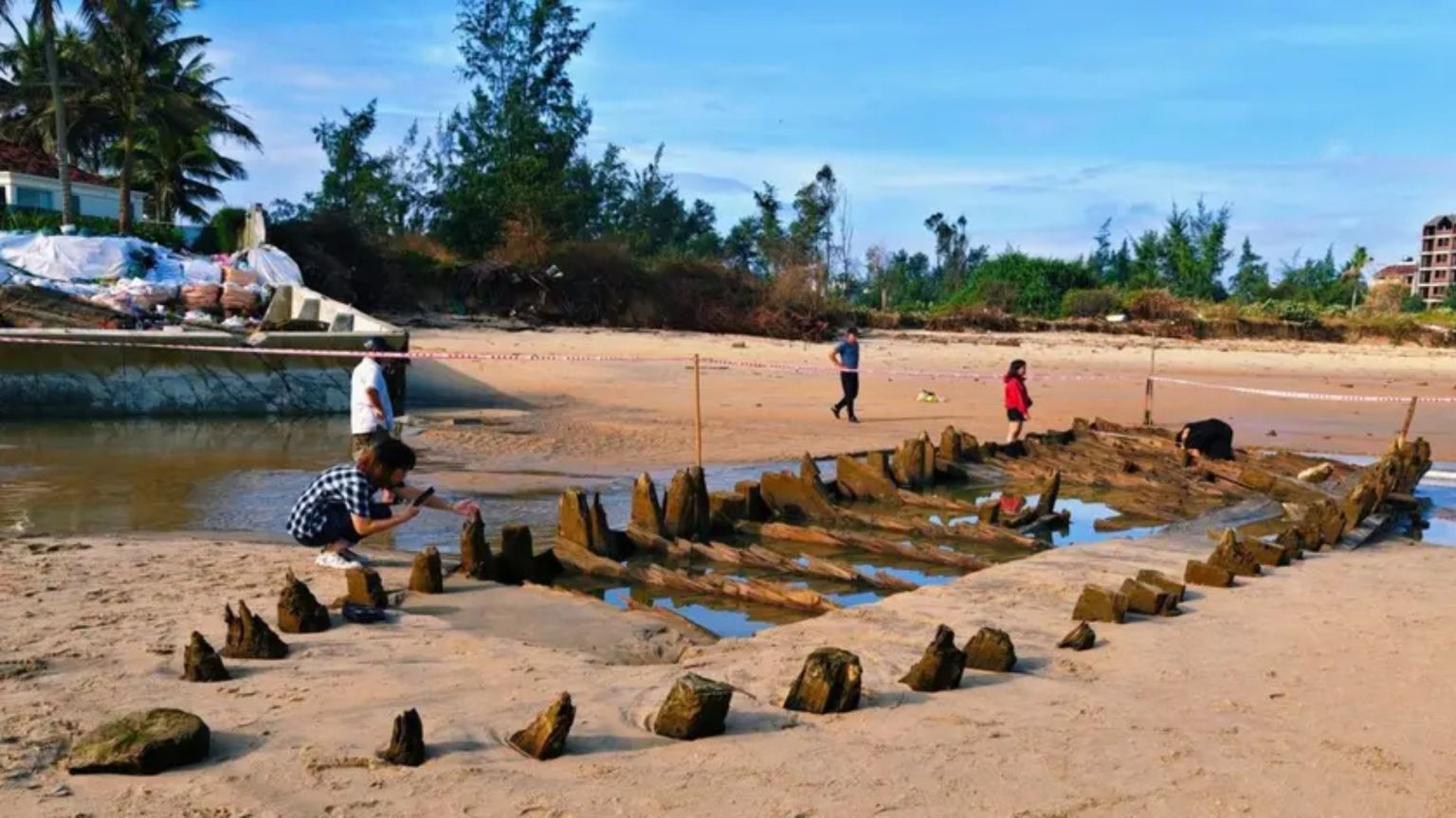 Una nave del XV secolo riemerge dalle acque del Vietnam