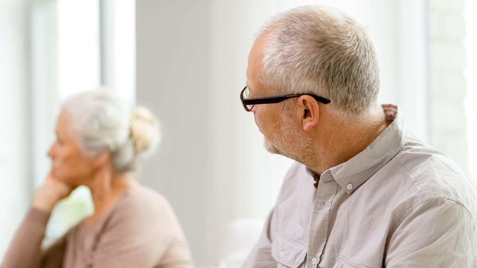 Una coppia di over 60 dopo un litigio