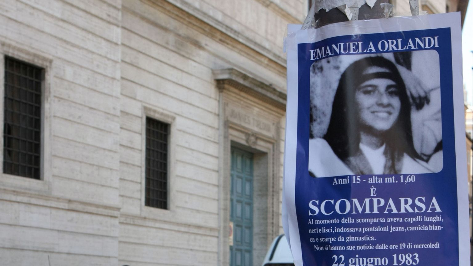 Uno dei manifesti, gli stessi di tanti anni fa, affisso nei pressi del Vaticano per ricordare la scomparsa di Emanuela Orlandi / ANSA