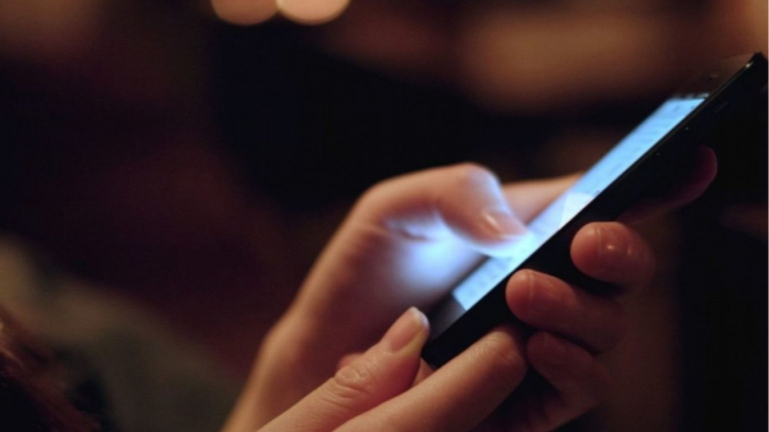 Le mani di una donna che tengono uno smartphone