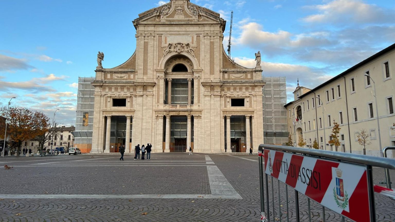 Il Papa ad Assisi con i vescovi italiani. La preghiera alla tomba di san Francesco