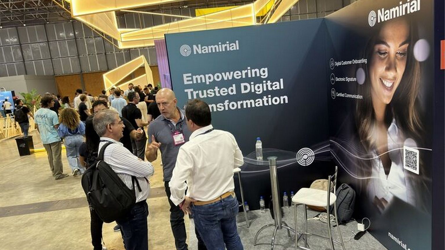 Alcune persone di fronte a uno stand di Namirial, l'ultimo dei nuovi unicorni sorti in Italia