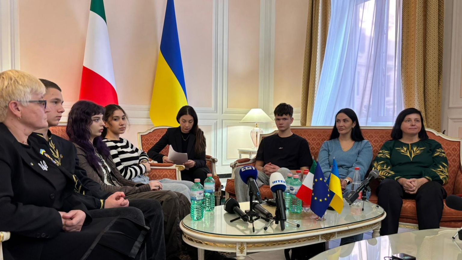 I ragazzi della delegazione di “Bring kids back” durante l’incontro di ieri con la stampa all’ambasciata ucraina in Italia. A sinistra Liudmyla Siryk e Sashko Radchuk