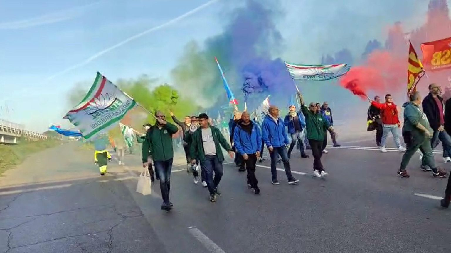 I lavoratori dell'ex Ilva di Taranto in strada