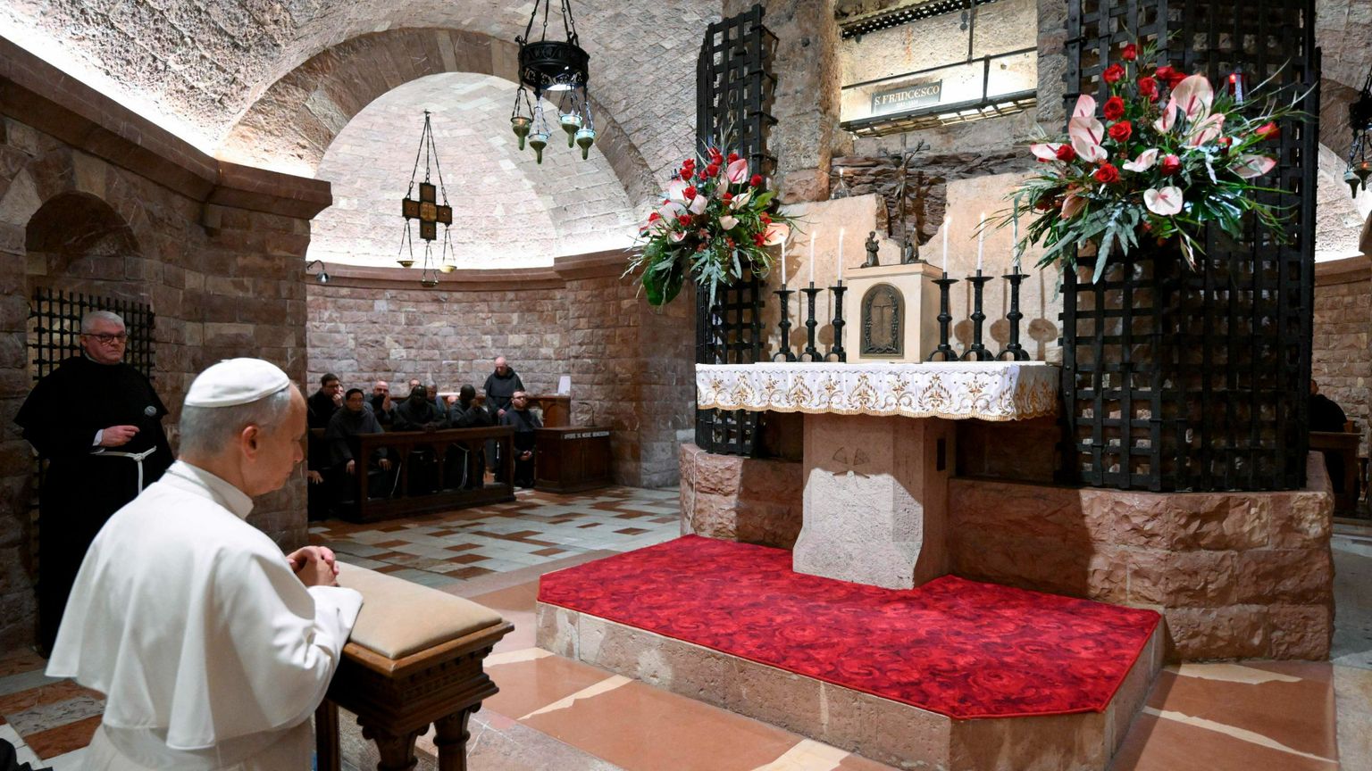 La preghiera ad Assisi, l'incontro con le monache: la giornata umbra del Papa