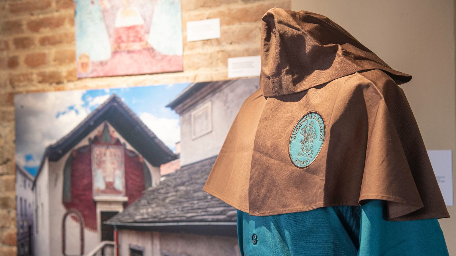 L’abito di una confraternita esposto nella mostra “Habitus Fidei”, che si offre al visitatore come un itinerario fra arte, storia e fede cristiana