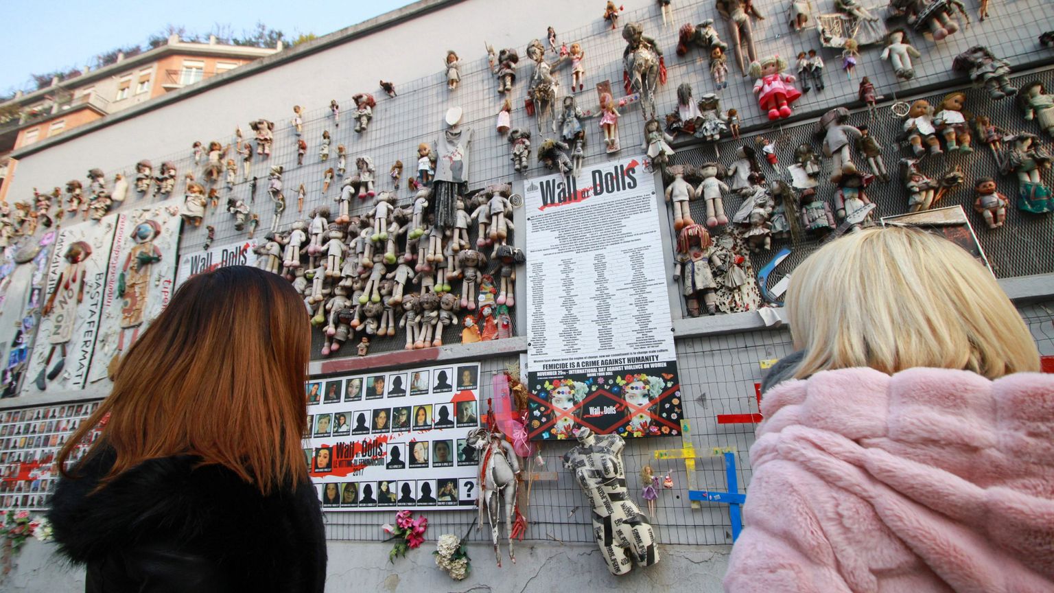 Il muro della bambole a Milano contro la violenza sulle donne