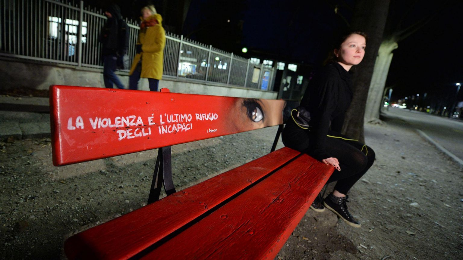 Una delle panchine rosse sparse nelle nostre città